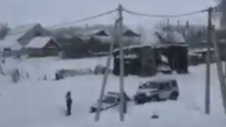 Очевидец: экипаж ДПС застрял на сельской заснеженной дороге