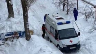 На Энергетиков "скорая" с ребенком застряла в заснеженном дворе