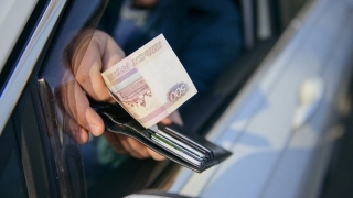 Водитель без прав пытался дать сотруднику ДПС пять тысяч