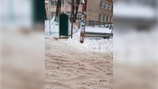 Читатели: к детсаду и больнице приходится идти по неочищенной проезжей части