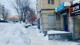 В центре Саратова на девушку упала глыба снега