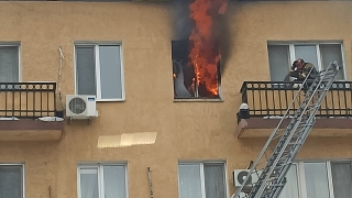 На проспекте Кирова тушат пожар в пятиэтажке. Жильцов эвакуировали