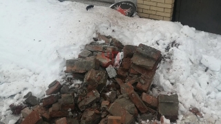 Кирпичи из-под крыши в центре Саратова едва не убили прохожего