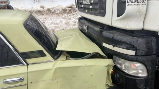 После встречи с самосвалом госпитализирована пассажирка "шестерки"