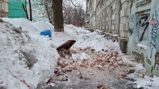 В Саратове с дома напротив райадминистрации наледь падает вместе с кирпичами