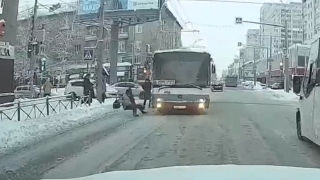 Утром в центре Саратова автобус сбил школьницу