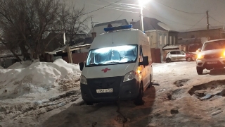 В Саратове застревающим в снегу "скорым" помогают жители и спасатели