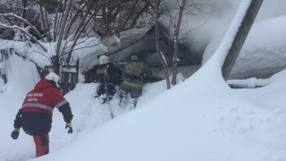 В Завокзальном поселке пожарные с трудом пробрались к горящему дому