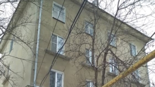 В Ленинском районе на пешехода упала ледяная глыба. Мужчина госпитализирован