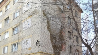 В аварийном доме на Огородной дали "теплую воду" и отремонтировали лестницу