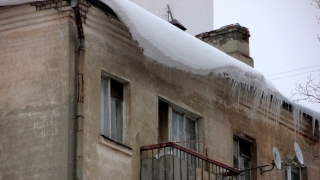 В Саратове пожилой мужчина полез на крышу чистить снег и умер