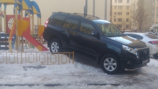 Саратовец припарковал "Лэнд Крузер" на детской площадке