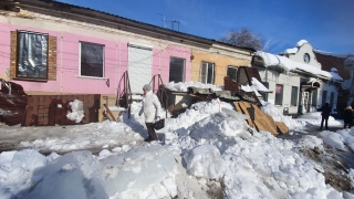 На Московской снег сорвал козырек, саратовцы лавируют по наледи