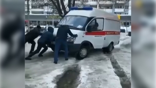 Саратовцы вытолкали "скорую" из ледяной колеи на Кавказской