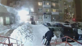 Кража снегоката из подъезда в Солнечном-2 попала на видео
