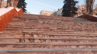 На отремонтированной набережной Саратова с лестниц отваливается плитка