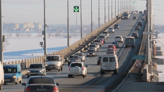 На мосту Саратов-Энгельс покрасят 5,5 км перил. Машины защитят экранами