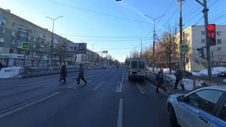 На проспекте Строителей автобус сбил переходившую на "красный" женщину
