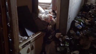 В Балакове бывшая учительница собрала в квартире несколько тонн мусора