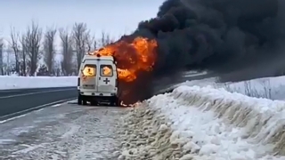 На саратовской трассе сгорела машина скорой помощи