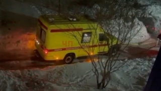 В Саратове "скорую" во дворе пятиэтажки вытаскивали на буксире