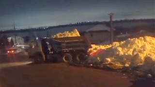 Очевидец: в Саратове продолжают сваливать снег на проезжую часть