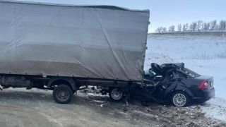 Водитель "Форда" врезался в припаркованную "Газель" и погиб