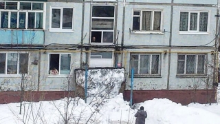 В балаковской пятиэтажке рухнула крыша подъезда. Жильцов освободил экскаватор