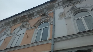 С исторического здания на Московской под ноги прохожим рухнула лепнина