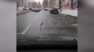 На 2-й Садовой под машинами провалился асфальт