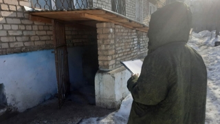 В подвале балаковского дома слесарь нашел труп неизвестного