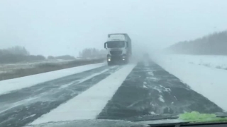 Снег на дорогах. Саратовцев просят снизить скорость и держать дистанцию