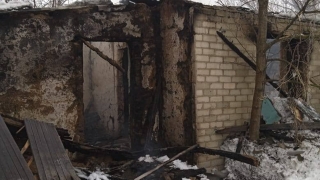 В саратовском поселке тушили саманный дом
