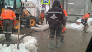 Улицу в центре Саратова заливают потоки воды
