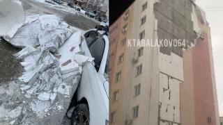 В Балакове часть стены дома рухнула на автомобиль