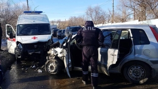 В Саратове "скорая" попала в ДТП. Пострадали фельдшер, врач и два водителя