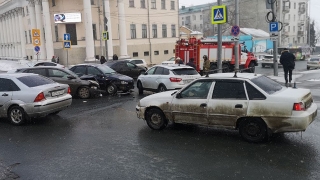 У саратовского музея столкнулись три автомобиля