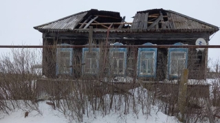 Под Вольском из-за перекала печи сгорел деревянный дом