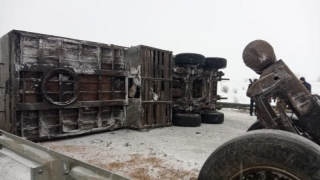 Саратовский дальнобойщик под Воронежем перевернул фуру и погиб