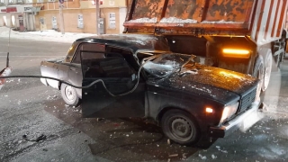 У городского комитета по ЖКХ столкнулись уборочный самосвал и "семерка"