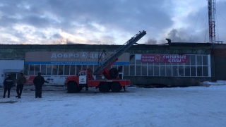 Ночью пожарные тушили магазин со "смешными ценами"