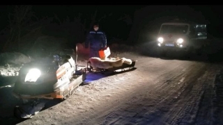 Спасатели на снегоходе эвакуировали из занесенного села тяжелобольную женщину
