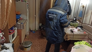 Сын решил навестить мать и обнаружил ее с перерезанным горлом