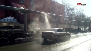 На улице Саратова автомобилисты моют машины в коммунальном фонтане