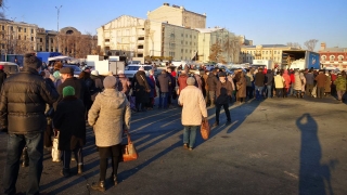Саратовцы вновь встали в сахарные очереди на Театральной площади
