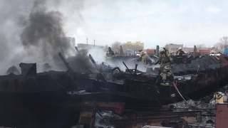 На балаковском судоремонтном заводе загорелась баржа