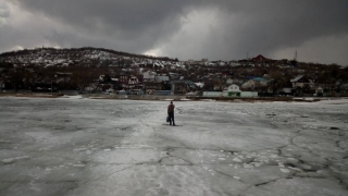 На Волге спасатели эвакуировали саратовца со льдины