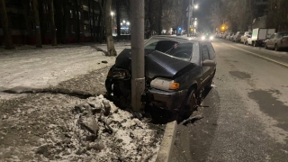 В центре Саратова водитель "тринадцатой" протаранил столб