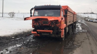 В тройном ДТП на саратовской трассе пострадал водитель "Шевроле"