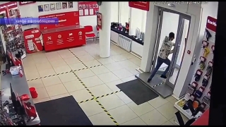 В Заводском районе вор за 24 секунды вынес из магазина шуруповерт